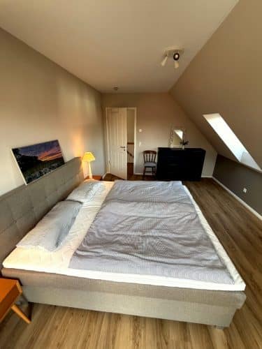 Boxspringbett und Stauraum 