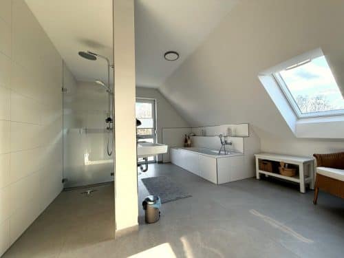 Begehbare ebenerdige Dusche